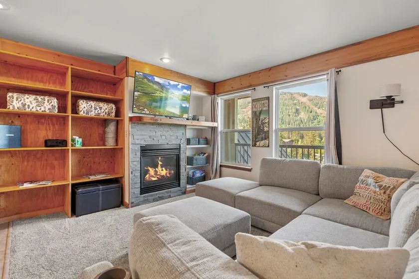 Ski in Ski out at Schweitzer Mountain Resort | Great Views | Cozy Condo - Image 1