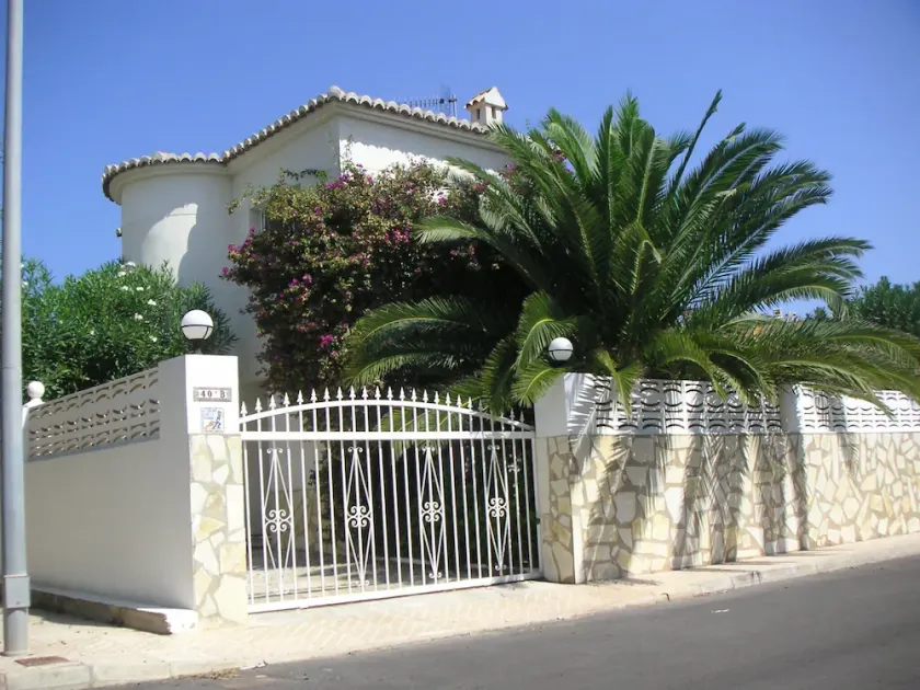 Wunderschöne Villa, 30 m vom Meer entfernt und im Golf Resort, WLAN und klimatisiert - Image 1