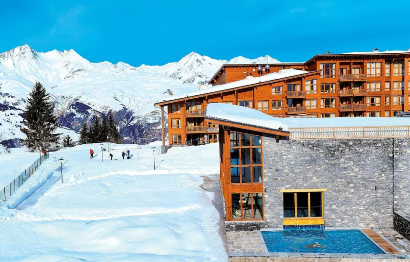 Lejlighedshotel med balkon / terrasse og keminée | Accès piscine - Image 1