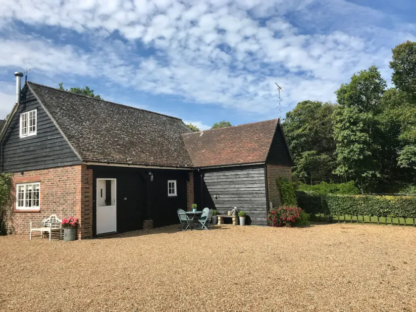 Peaceful rural detached coach house cottage near Rye. - Image 1
