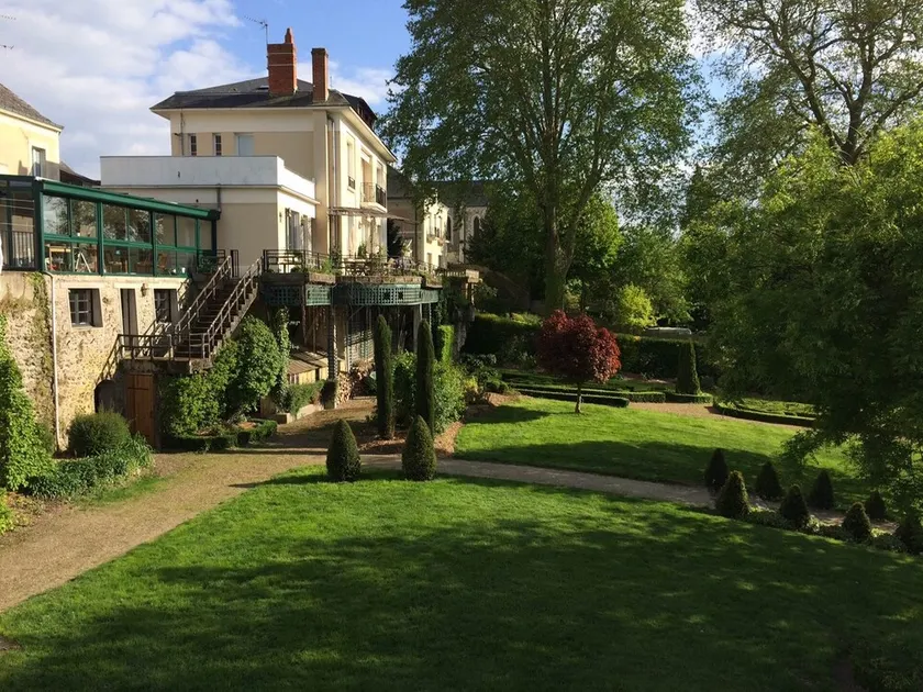 Charming family home-large flowered garden-banks of the Loir-1h30 Paris 15pers - Image 1