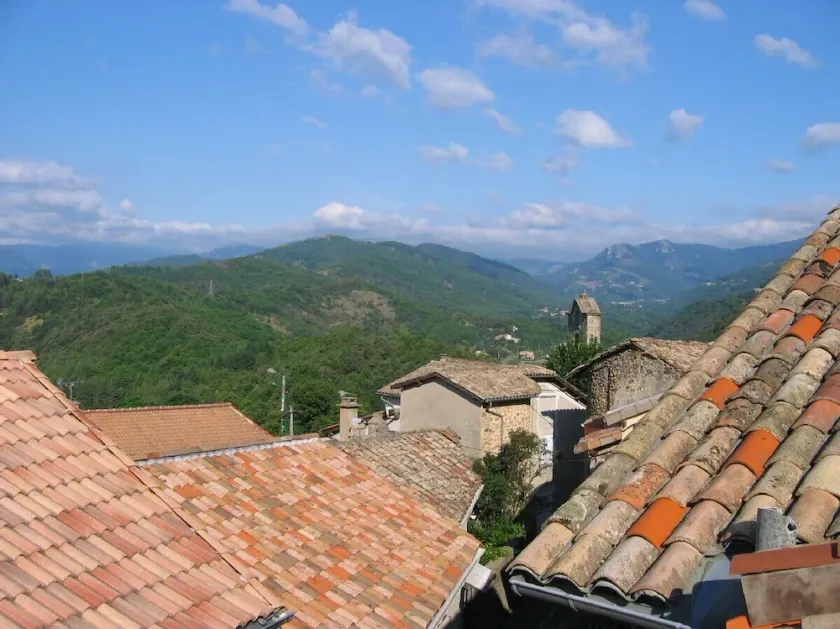 Gran casa de piedra histórica en el Ardèche - Image 1