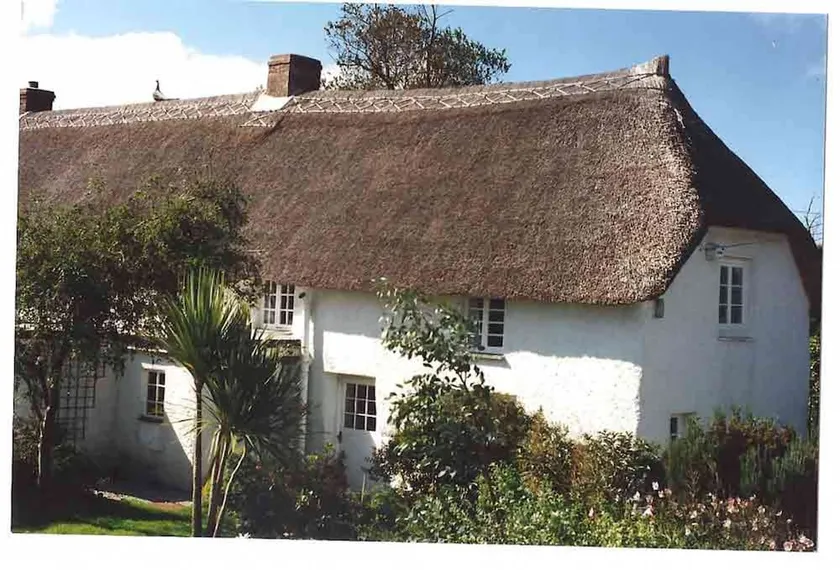 Et smukt 250 år gammelt stråtækt sommerhus tæt på Frenchman's Creek. 2 soveværelser - Image 1