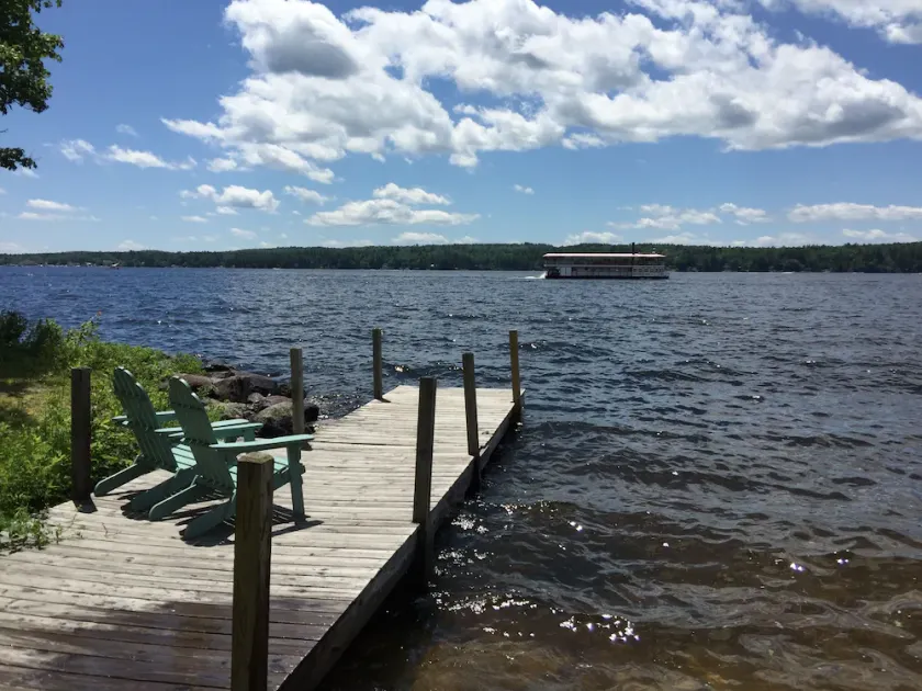 Wunderschöner Blick auf den Long Lake, beobachten Sie, wie River Queen vorbeifährt, gemütlich, ruhig und friedlich! - Image 1