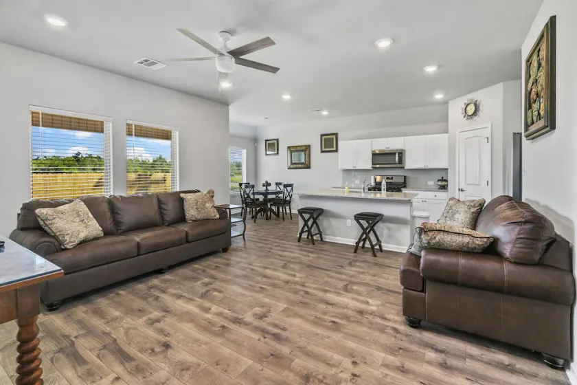 Enjoy our spacious home, perfect for families. Relaxing, comfort & convenience. - Image 1
