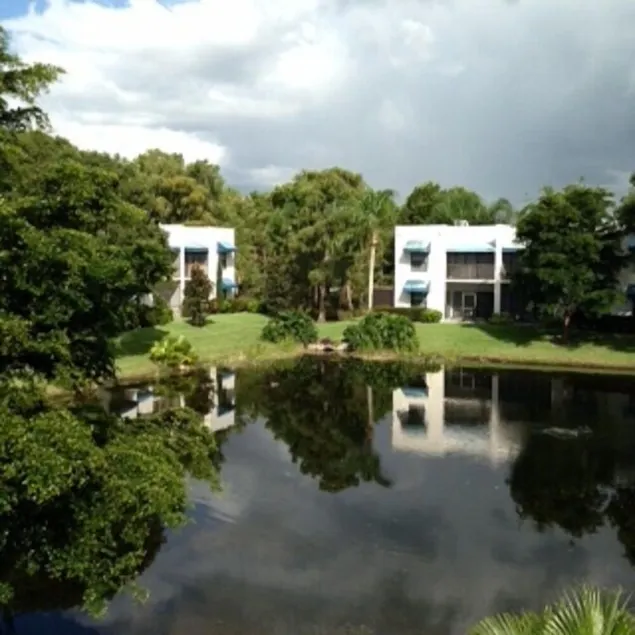 Monde Tennis Club Condo, lac Lotissement clos - Image 1