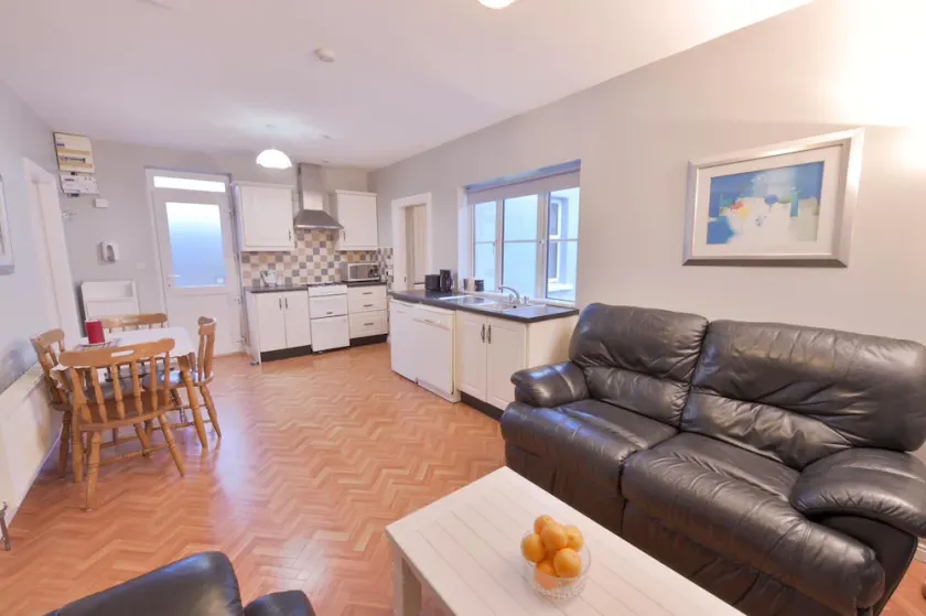10minDriveCliffsOfMoher-Cozy2Br-Parking-WiFi - Image 1