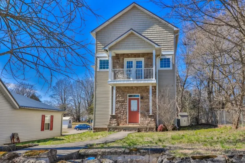 Quiet, Clean & Secure 5bd/5ba Skinny House, Every Room Has a Private Bathroom! - Image 1
