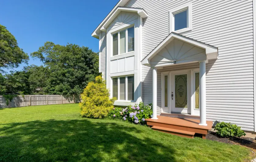 Oak Bluffs - Quiet Neighborhood - Walk to Town, Ferry, Library and more! - Image 1