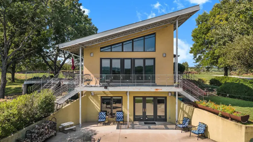 Spacious 4-bedroom vacation home 16 minutes from University of Kansas - Image 1