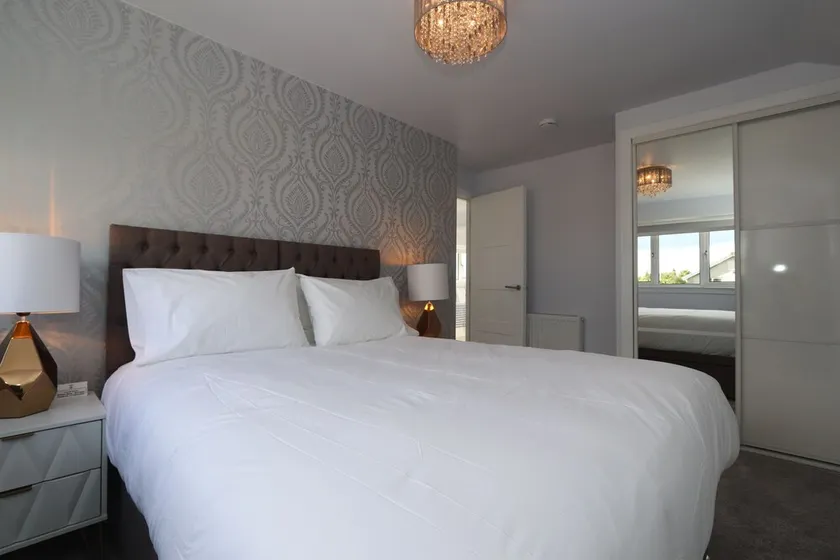 Dunfermline - Luxury 3 bedroom 2 bathroom detached house with garden - Image 1