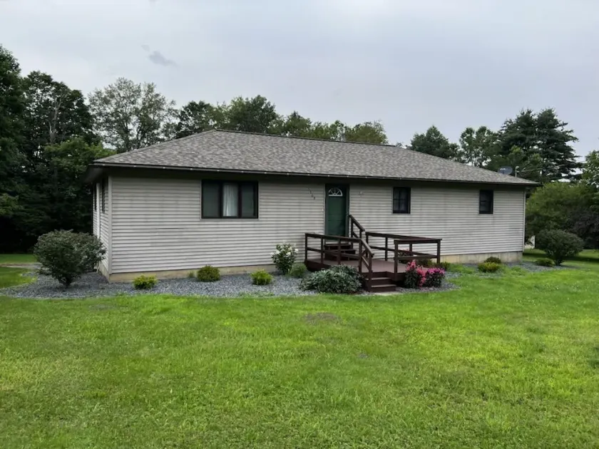 Newly Renovated 3 Bedroom Home - Image 1