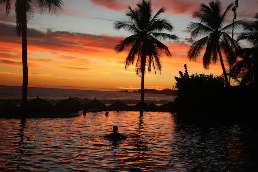 Cette unité de 2200sf est à quelques pas de la plage et comprend de superbes couchers de soleil. - Image 1