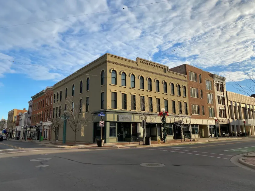 Downtown Adrian apartment with parking and wifi - Image 1
