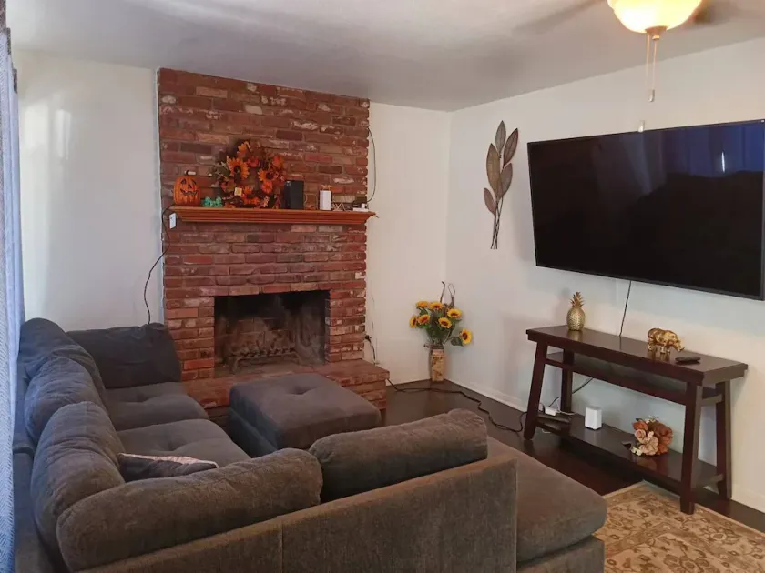 8 Beds/2Full-Bath Entire guesthome for 13 guest - Image 1