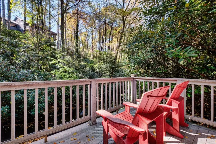 Bungalow Waterfall : charmant cottage sur Mill Creek avec terrasse | À pied du centre-ville - Image 1