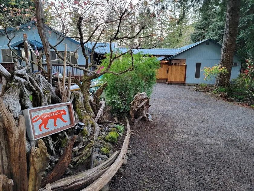 COUGAR House -Mt St Helens / Yale Lake Retreat - Image 1