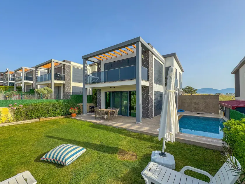 Private pool and garage - Image 1