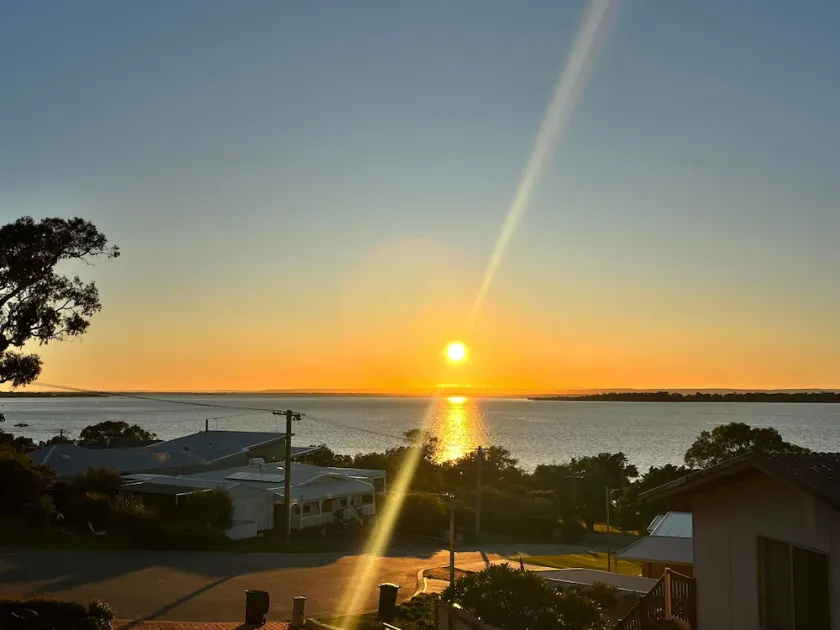 Peaceful Estuary Views. Huge family home with table tennis, kayak and basketball - Image 1