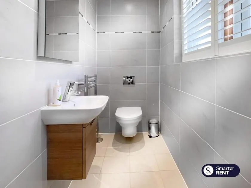 Chobham - 3 Bedroom Townhouse W/ Garden & Parking - Image 1