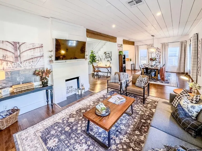 *Magnolia Masterpiece* | Family Gathering Place - Image 1