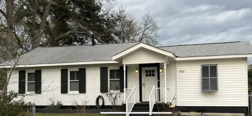 Cheerful Four Bedroom home conveniently located - Image 1