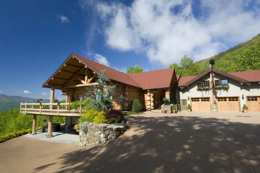 TN Mountain Lodge: sleeps 22+ lake, hikes, hot tub, Sauna - Image 1
