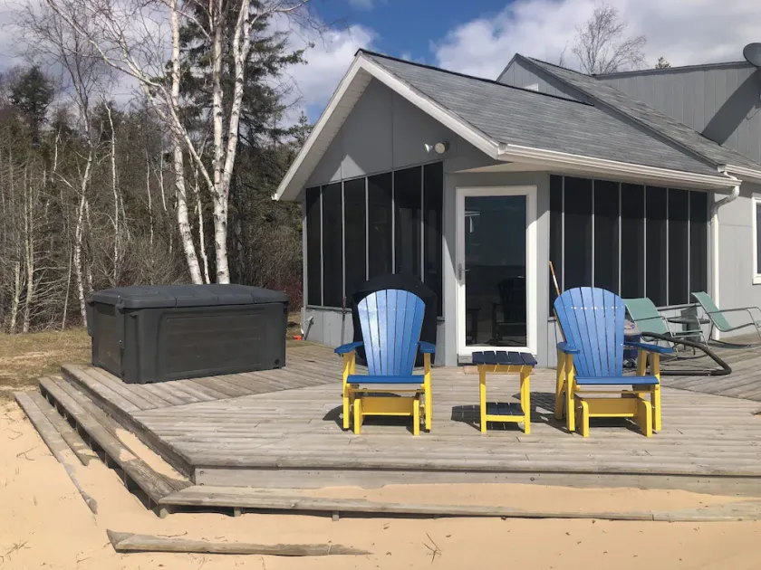 Shoreline Oasis: Secluded Lake Michigan Getaway - Image 1