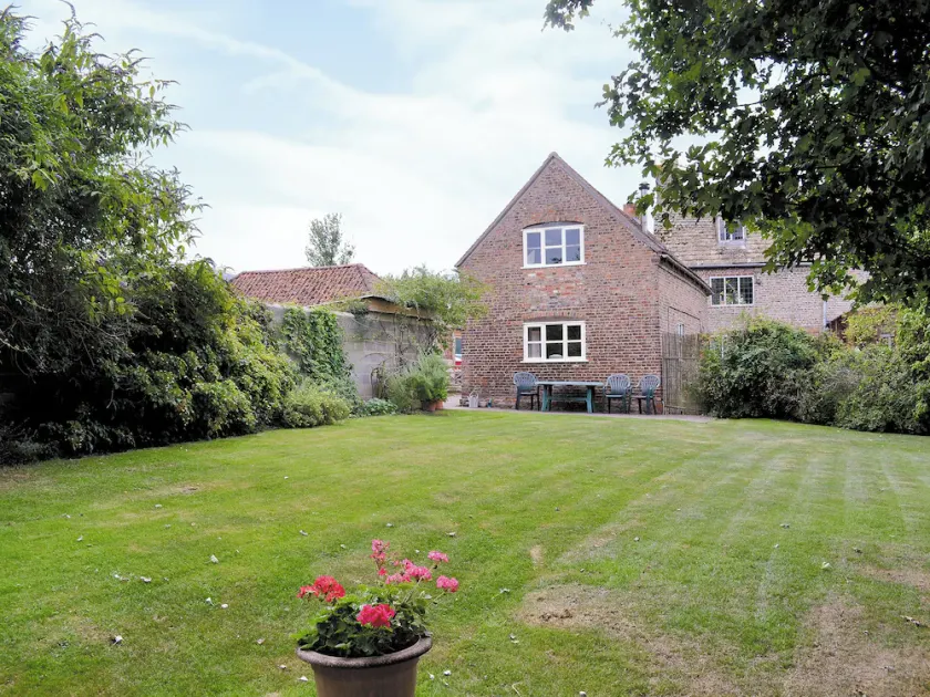 2 bedroom accommodation in Whitminster - Image 1