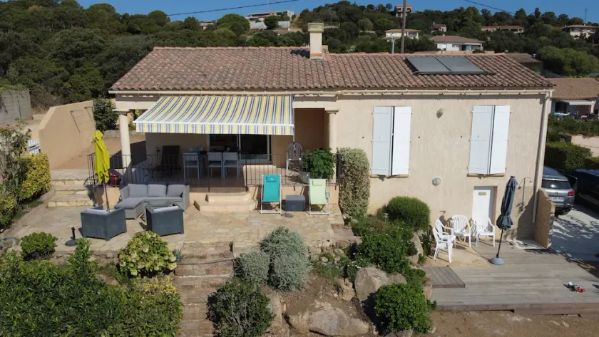 Villa i Pinarello, 2 minutters gang fra stranden med smuk udsigt over bugten - Image 1