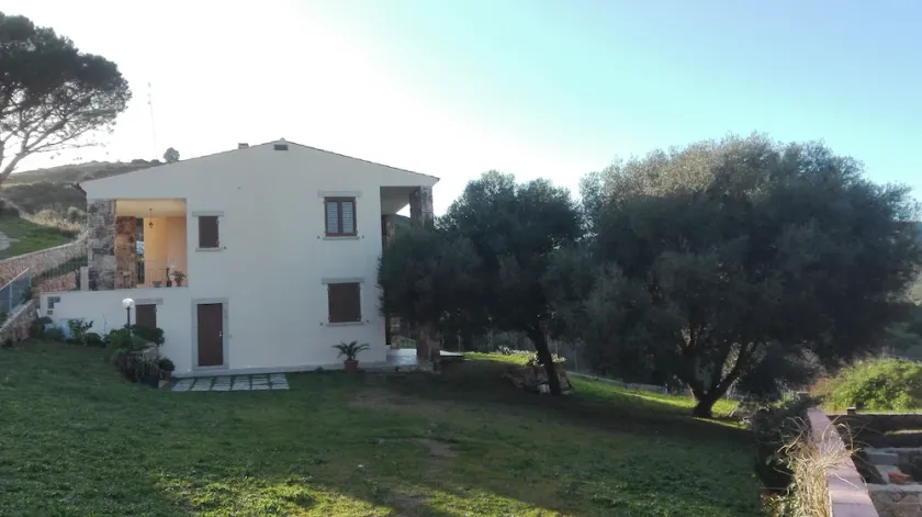 Maison vue mer entourée de verdure - Image 1
