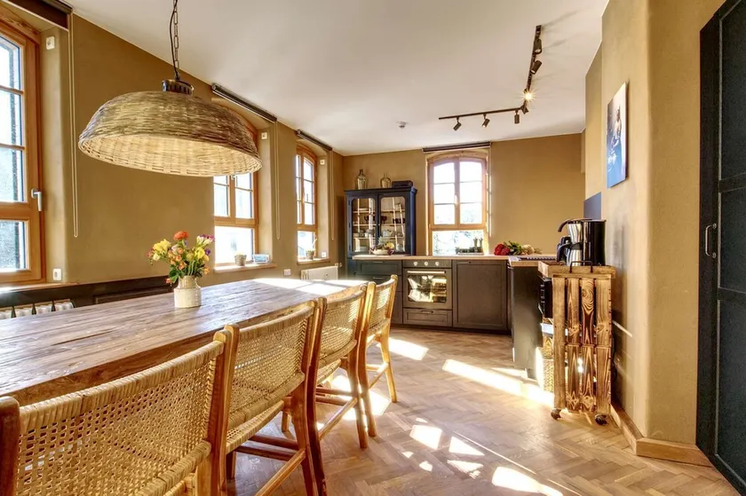 Spacious vacation apartment with 3.5 bedrooms in an old town hall - Image 1