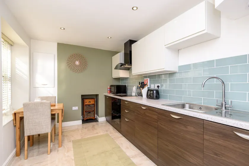 Delightful town centre cottage - Image 1