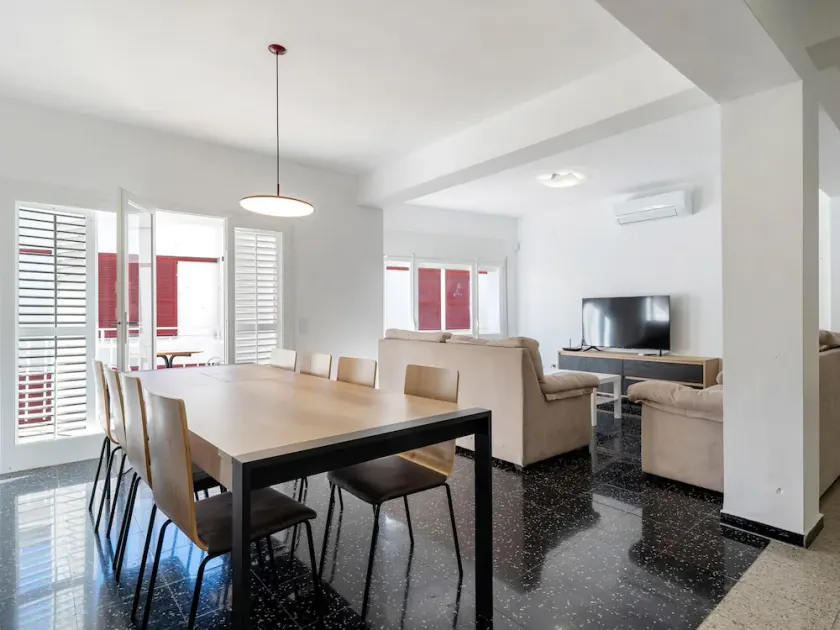 Space with 5 bedrooms, 3 terraces and 150m beach - Image 1