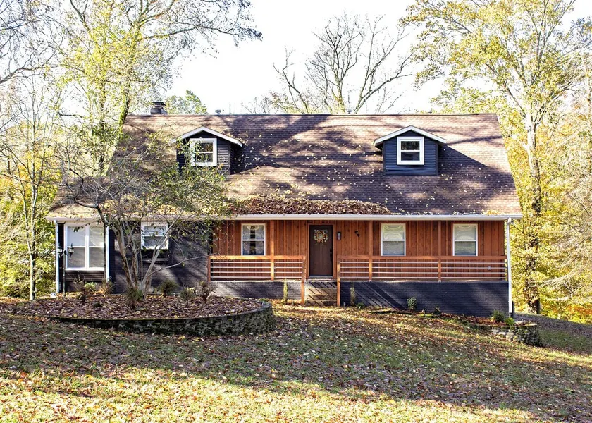 Luxurious 5-Bedroom Lakeside Retreat with Hot Tub, Fire Pit and Dolly Room - Image 1