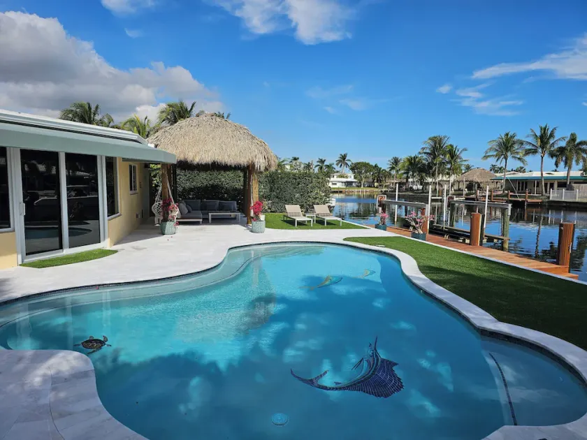 Neue Auflistung!  Tropical Luxury Living, direkt am Wasser, Bootslift, nahe am Strand - Image 1