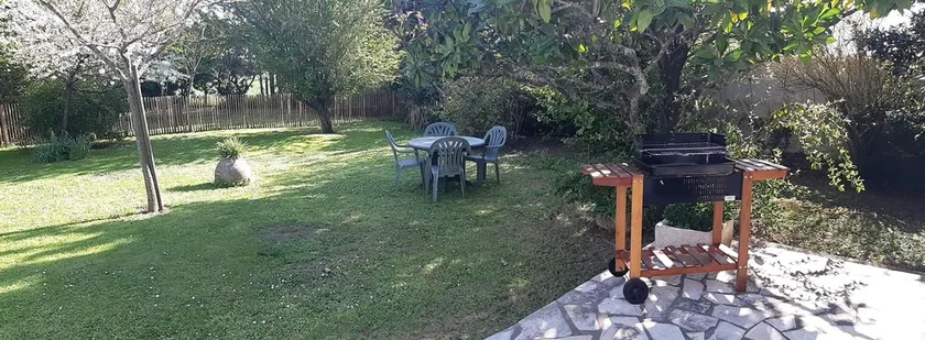 La Rochelle nearby for this quiet house and garden - Image 1
