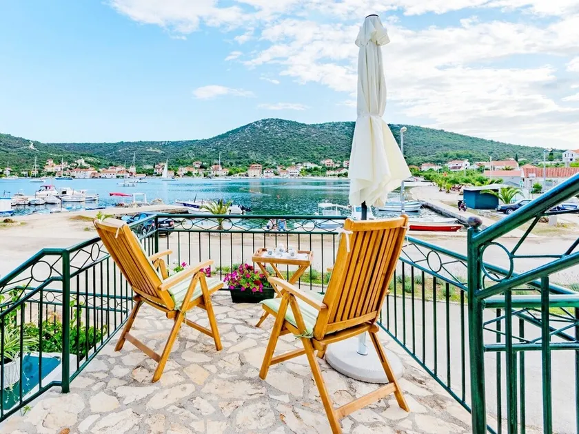 Holiday home Dinko, (14520), Vinišce, hr - Image 1