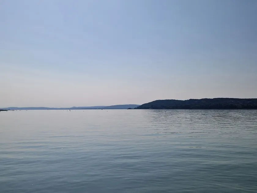 Sunshine Beach House, DIREKT AM SEE, eigenes BOOT, PRIVATE BEACH, Grill, WLAN - Image 1