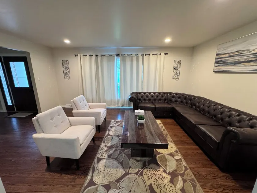 Remodeled SFR w/fireplace, super close to main highways and Chicago - Image 1
