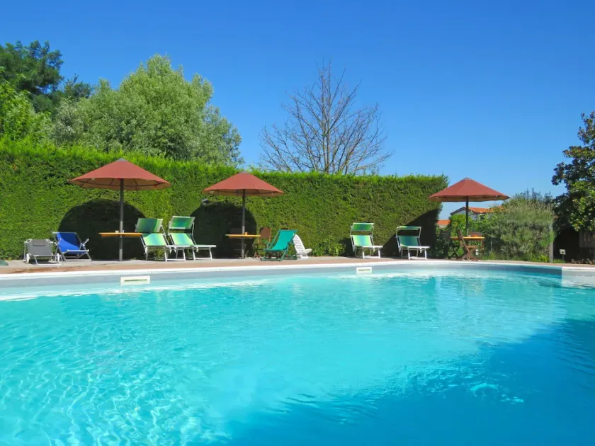 Caratteristica villa indipendente per 6 ospiti con A/C, WIFI, piscina, TV e balcone - Image 1
