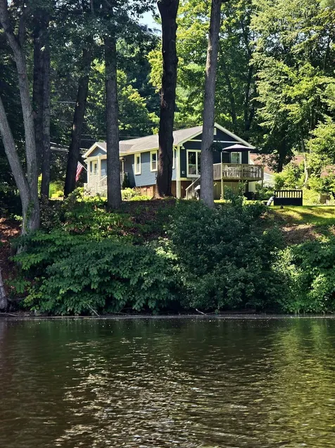 The Bungalow at Eagleville Lake  Under 3 miles to UCONN!  - Image 1