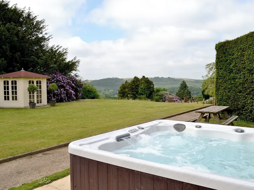 9 bedroom accommodation in Beaford, near Winkleigh - Image 1