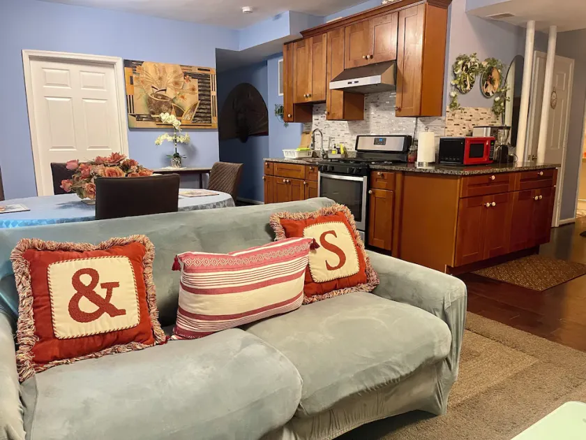 Comfy Deluxe Getaway Suite - Image 1