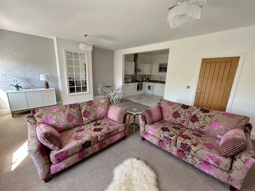 Stunning 2 bedroom apartment in central LYTHAM - Image 1