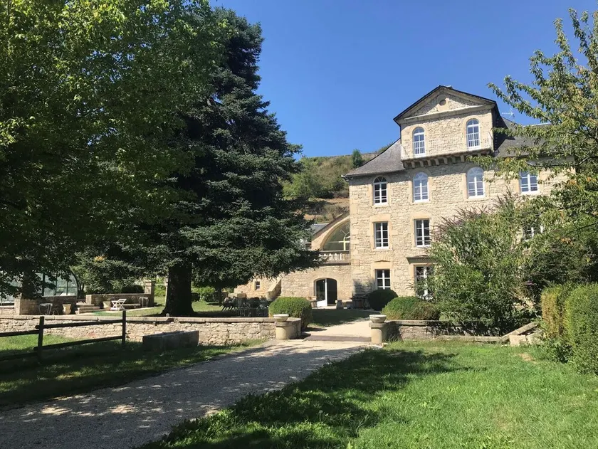 Large town house and outbuilding (sleeps 20) - Image 1