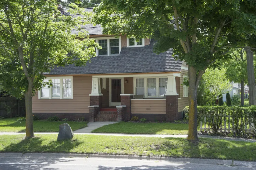 4 Beds, 4 bathrooms! 1 block to town shops, bars, bowling, canoeing, and parks! - Image 1