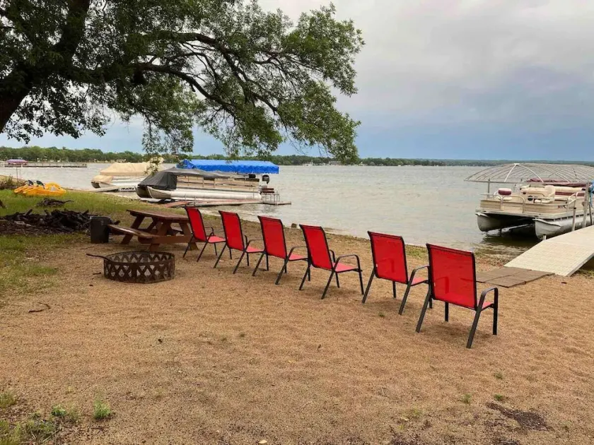3 Bed Lake Home, Beach Vibes, Located on DL Strip! - Image 1