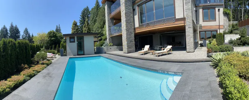 Luxury accomodation in West Vancouver - Image 1