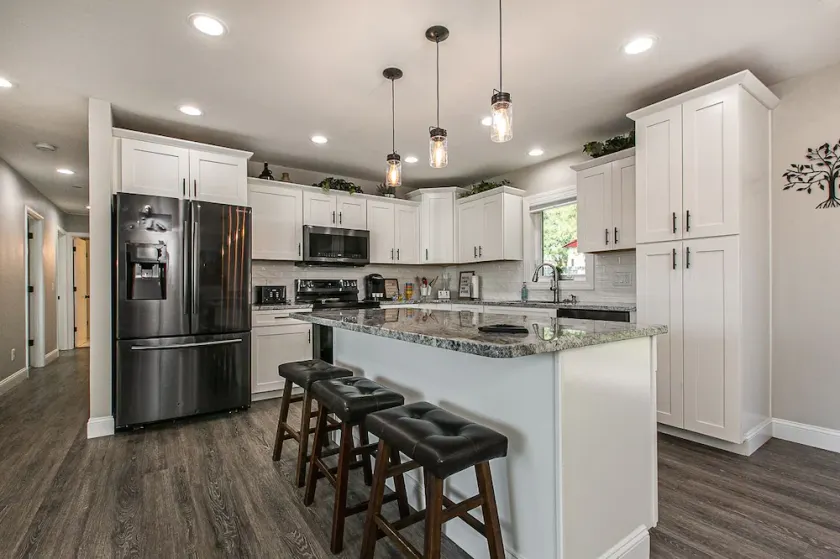 Spacious Updated Home within Minutes to Shopping & Restaurants! - Image 1